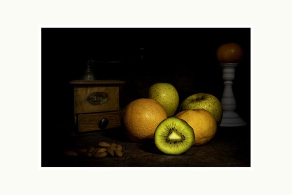Nature de morte de fruits ( Kiwi, orange et mandarine) avec un éclairage en light painting en tirage Fine Art