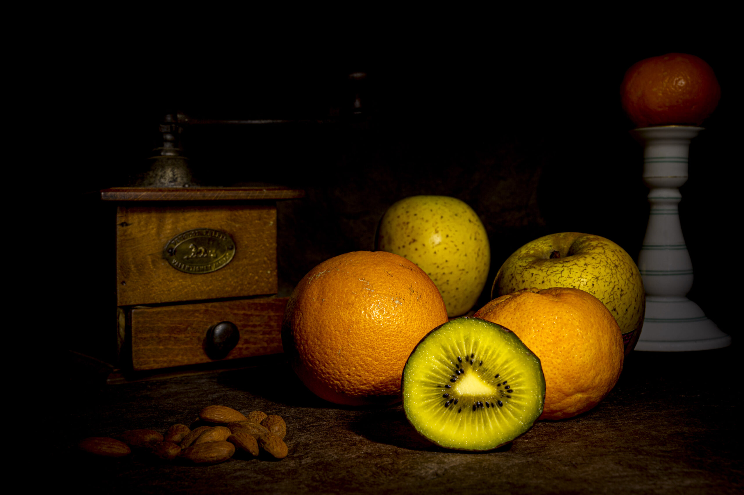 Nature de morte de fruits ( Kiwi, orange et mandarine) avec un éclairage en light painting