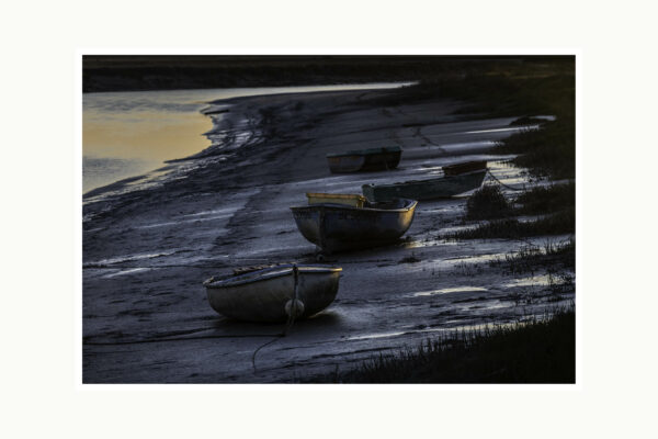 Barques Endormies est une une photographie du port de la Madelon prise au coucher de soleil représentant des barques gisant sur le sable