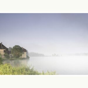 L'Eveil à Frasne est une photographie de son étang, prise au lever du jour, alors que le soleil s'est mis à percer à travers les brumes