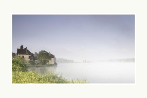 L'Eveil à Frasne est une photographie de son étang, prise au lever du jour, alors que le soleil s'est mis à percer à travers les brumes